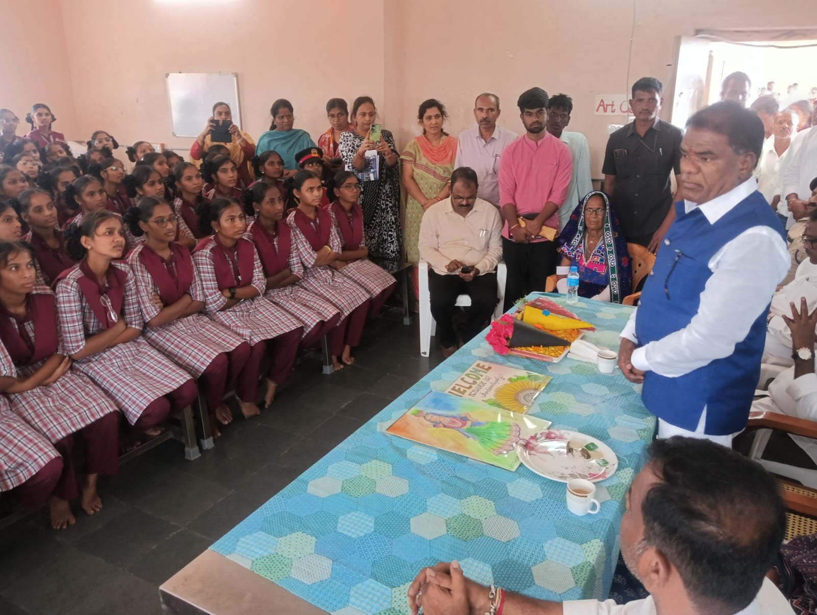 చదువుతోనే ఉన్నత శిఖరాలను అధిరోహించాలి-  రాష్ట్ర ఎస్ సి, ఎస్.టి కమిషన్ చైర్మన్ బక్కి వెంకటయ్య.